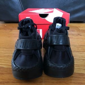 Nike huarache black size 5y